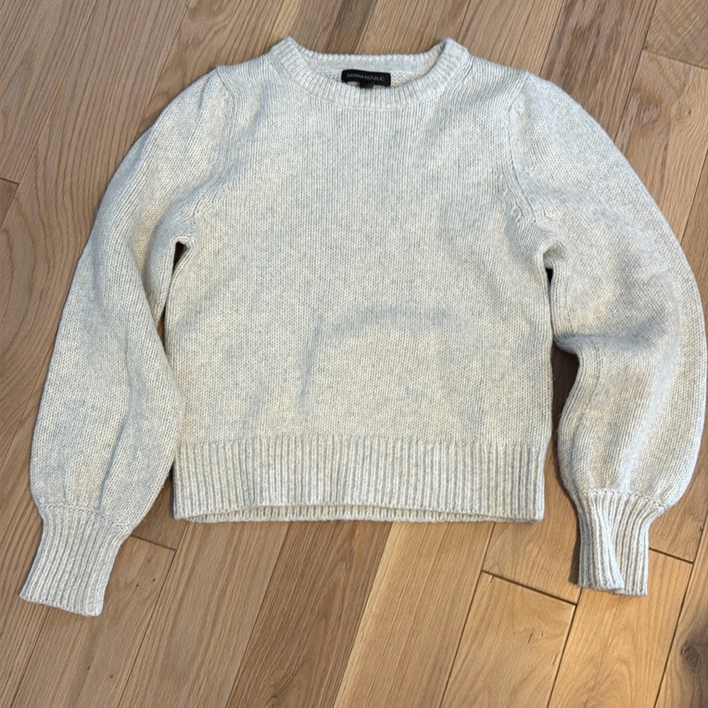 Banana Republic light grey puff sleeve sweater, S